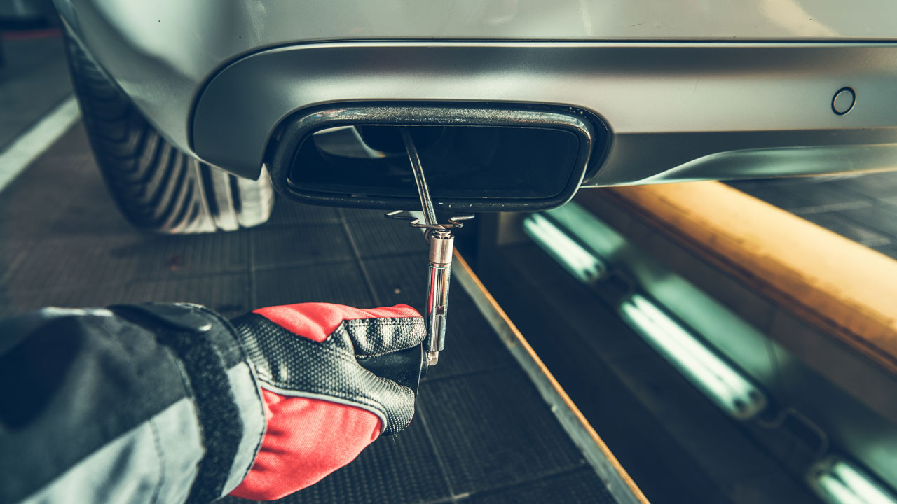 Meting van dieseluitstoot via uitlaat met meetinstrument, uitgevoerd in werkplaatsomgeving