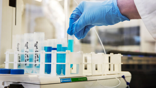 Endotoxinebepaling in Tetra Tech-laboratorium – nauwkeurige microbiologische analyse met reageerbuizen en steriele werkomgeving