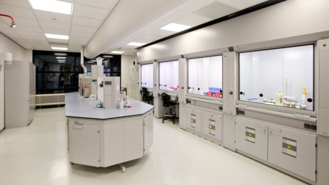 Modern laboratorium met afzuigkasten en werkstations voor het uitvoeren van diverse chemische analyses