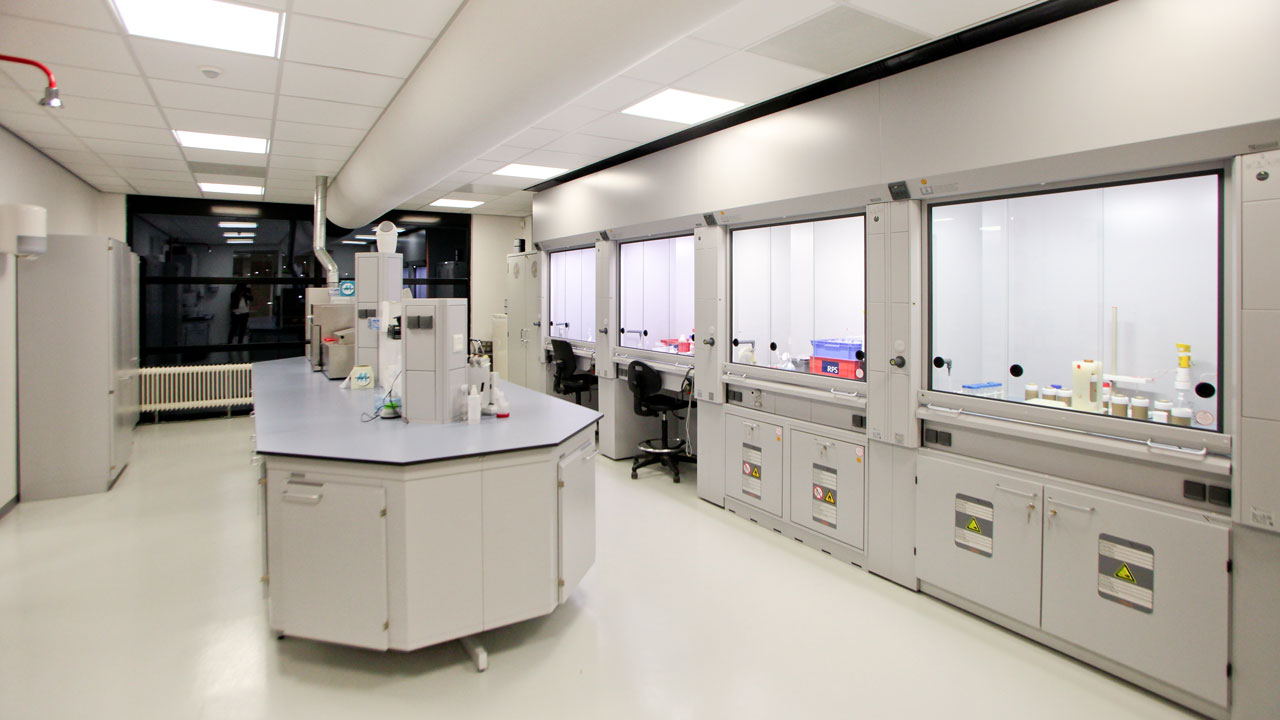 Modern laboratorium met afzuigkasten en werkstations voor het uitvoeren van diverse chemische analyses