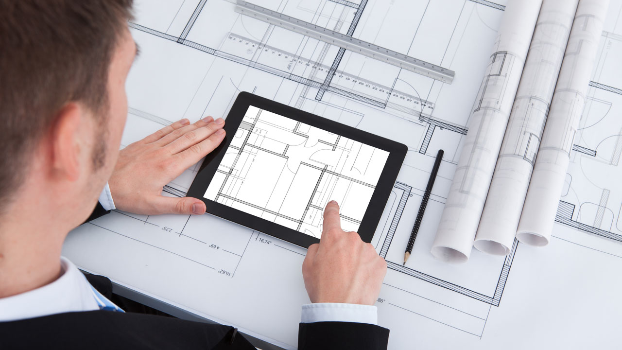 Specialist bekijkt digitale bouwtekeningen op tablet – efficiënt informatiemanagement voor ruimtelijke projecten