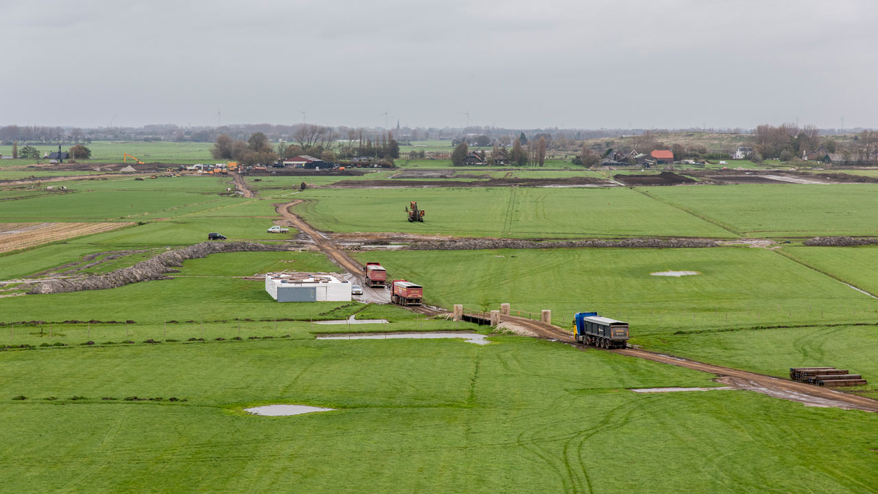 Ruraal landschap met bouwverkeer op zandweg, werken aan inrichting en bereikbaarheid van het landelijk gebied