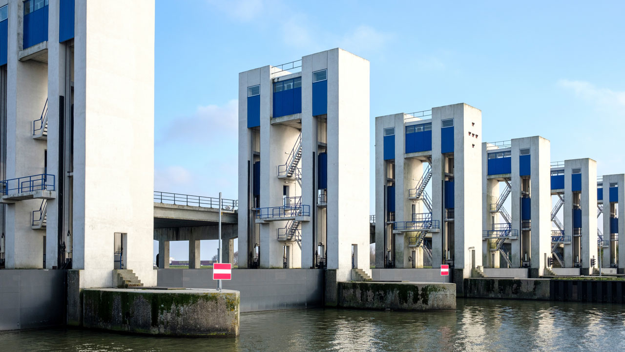 Betonnen waterkeringsconstructie met sluizen en trappen boven water – inspectie en onderhoud van primaire waterkeringen en kunstwerken