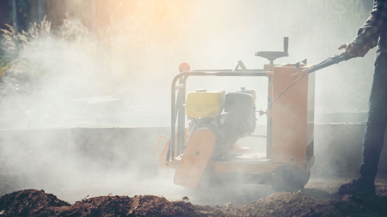 Werken met trilplaat op stoffige bouwplaats – risico op blootstelling aan kwartsstof