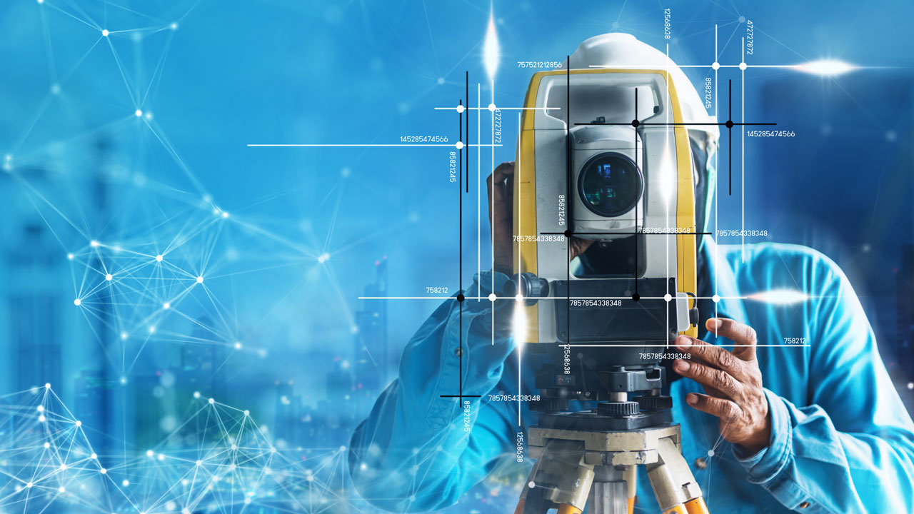 Landmeter met total station op statief, omgeven door digitale meetgegevens en abstracte blauwe achtergrond met netwerken en stadscontouren