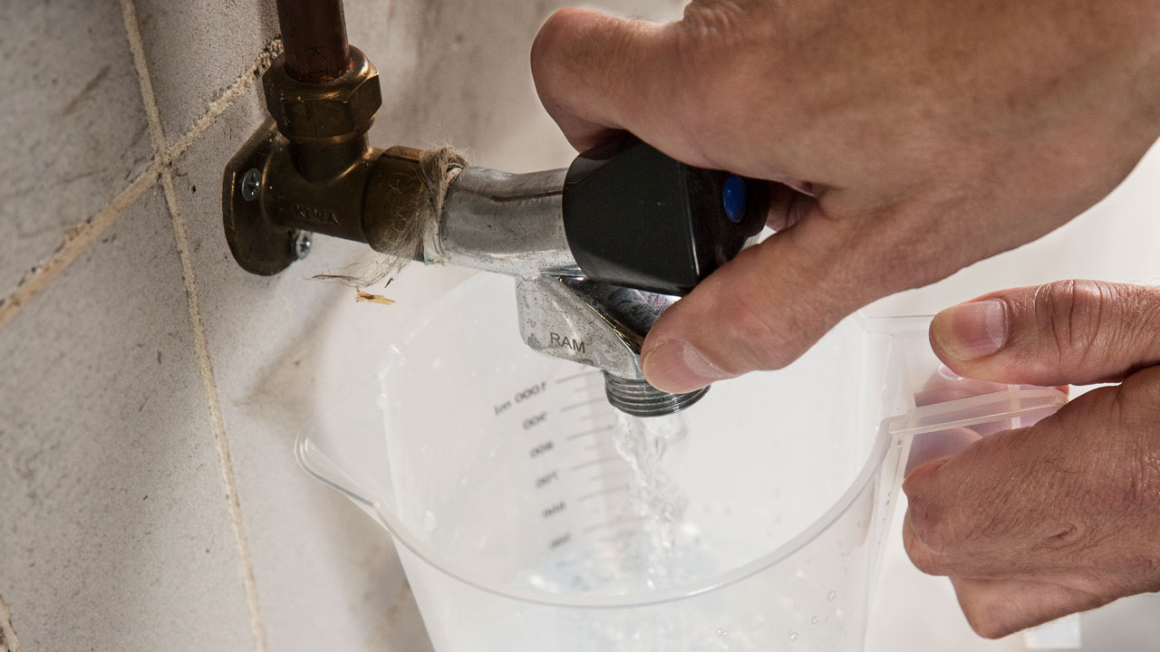 Watermonstername voor legionella-onderzoek – nauwkeurige bemonstering met maatbeker onder kraan