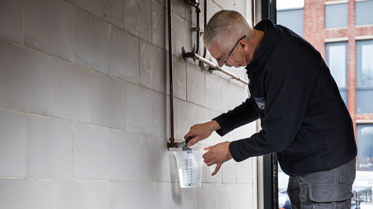 Watermonstername voor legionella-onderzoek – bemonstering met maatbeker