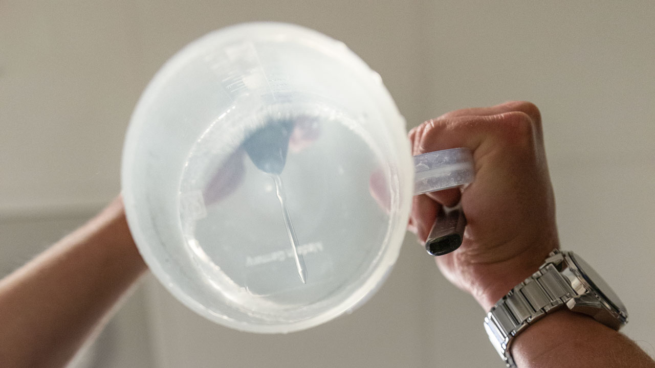 Monstername voor legionella-risicoanalyse – bemonstering van water met transparante container op locatie