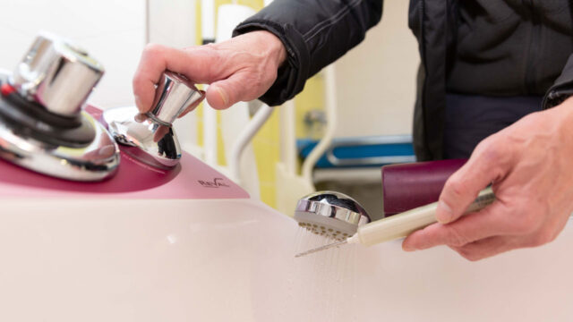 Controle van douchekraan en waterstroming voor legionella-risicoanalyse – inspectie van tappunten in gebouwen