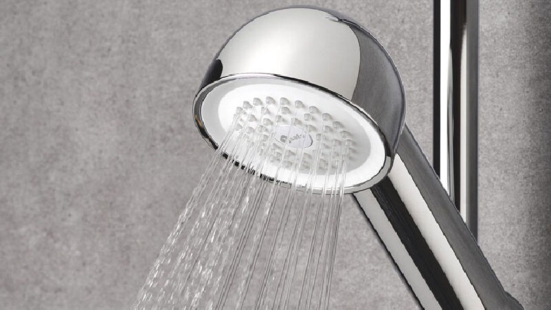 Stromend water uit moderne douchekop – legionella-vrij douchen volgens richtlijnen voor veilige drinkwaterinstallaties