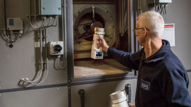 Medewerker neemt monsters in luchtbehandelingskanaal voor endotoxinebepaling