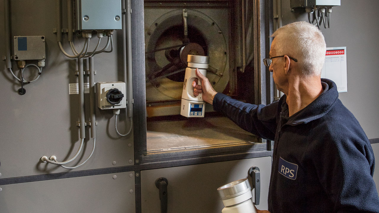 Medewerker neemt monsters in luchtbehandelingskanaal voor endotoxinebepaling