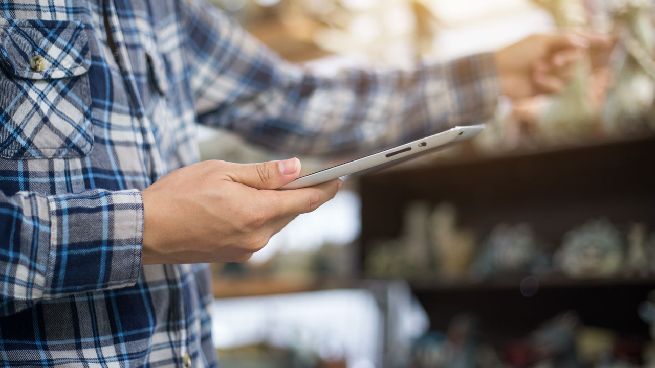 Inspectie met tablet voor legionella-risicoanalyse volgens NEN 1006 – controle van installaties op locatie