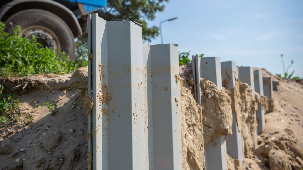 Plaatsen van stalen damwanden in de oever. Wij realiseren oeverbescherming en waterveiligheid in kwetsbare gebieden