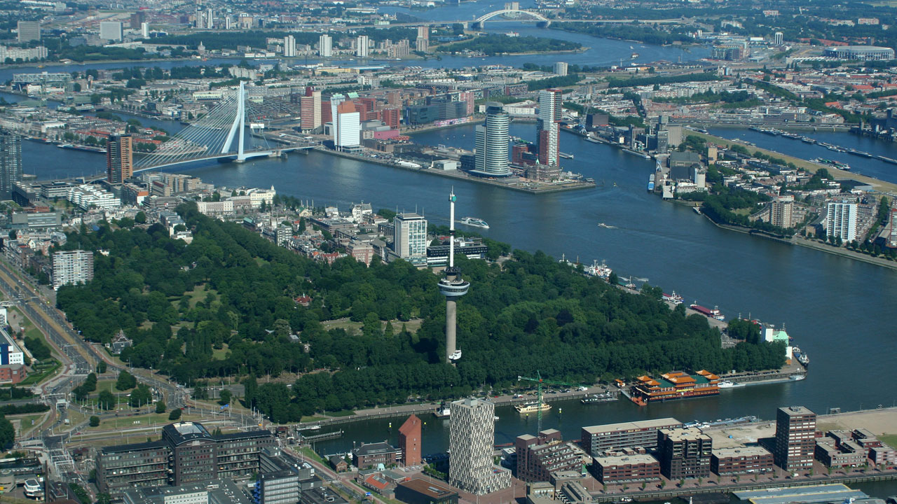 Luchtfoto van Rotterdam met Euromast, Erasmusbrug en park. Wij borgen kwaliteit en beheersing bij stedelijke gebiedsontwikkeling