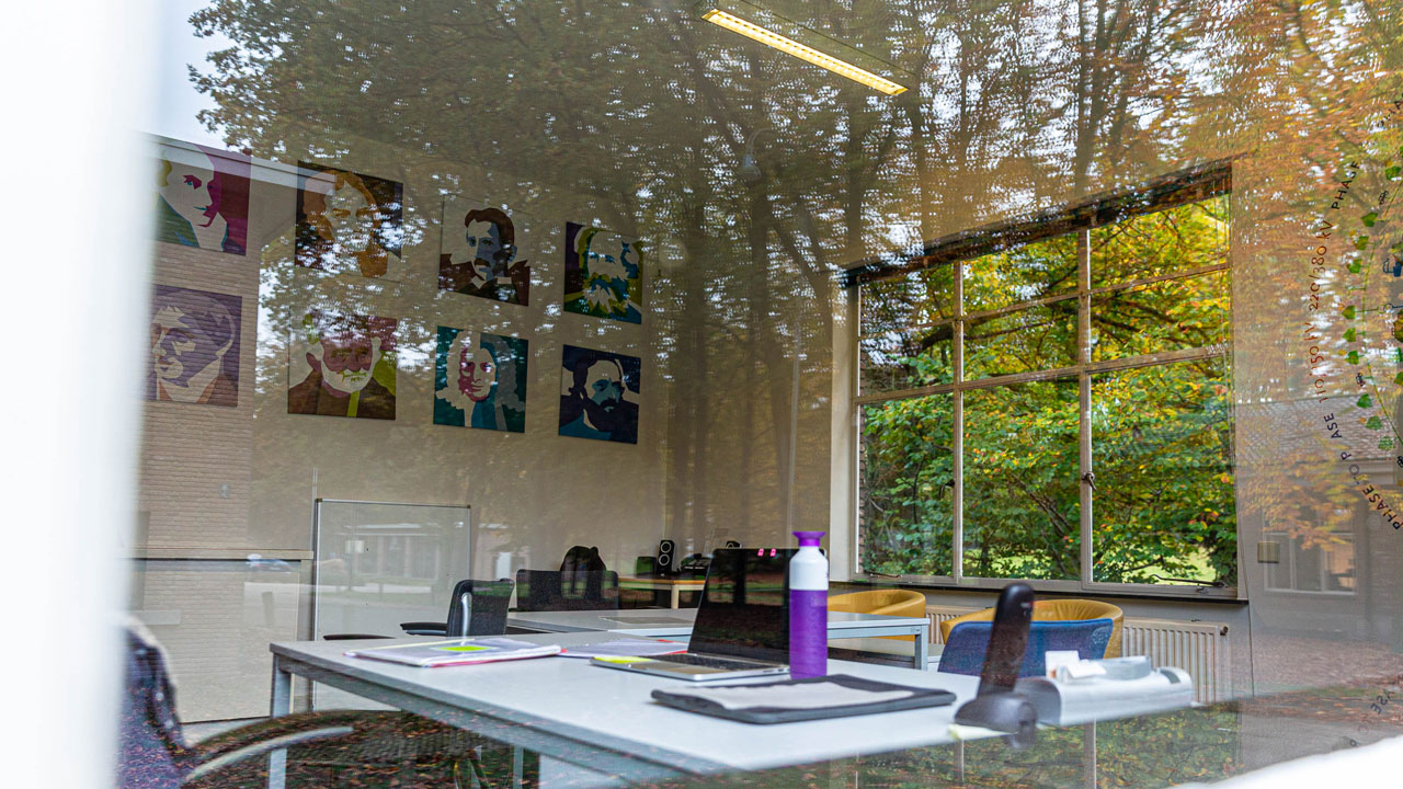 Binnenruimte Arnhems Buiten met werkplekken en daglicht, onderdeel van duurzaam project met energielabel C