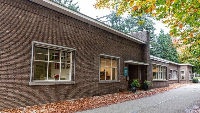 Arnhems Buiten met energielabel C: duurzaam gerenoveerd kantoorgebouw in groene omgeving met herfstkleuren