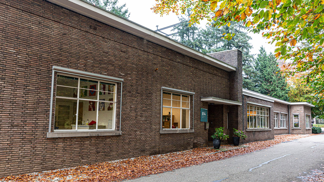 Arnhems Buiten met energielabel C: duurzaam gerenoveerd kantoorgebouw in groene omgeving met herfstkleuren