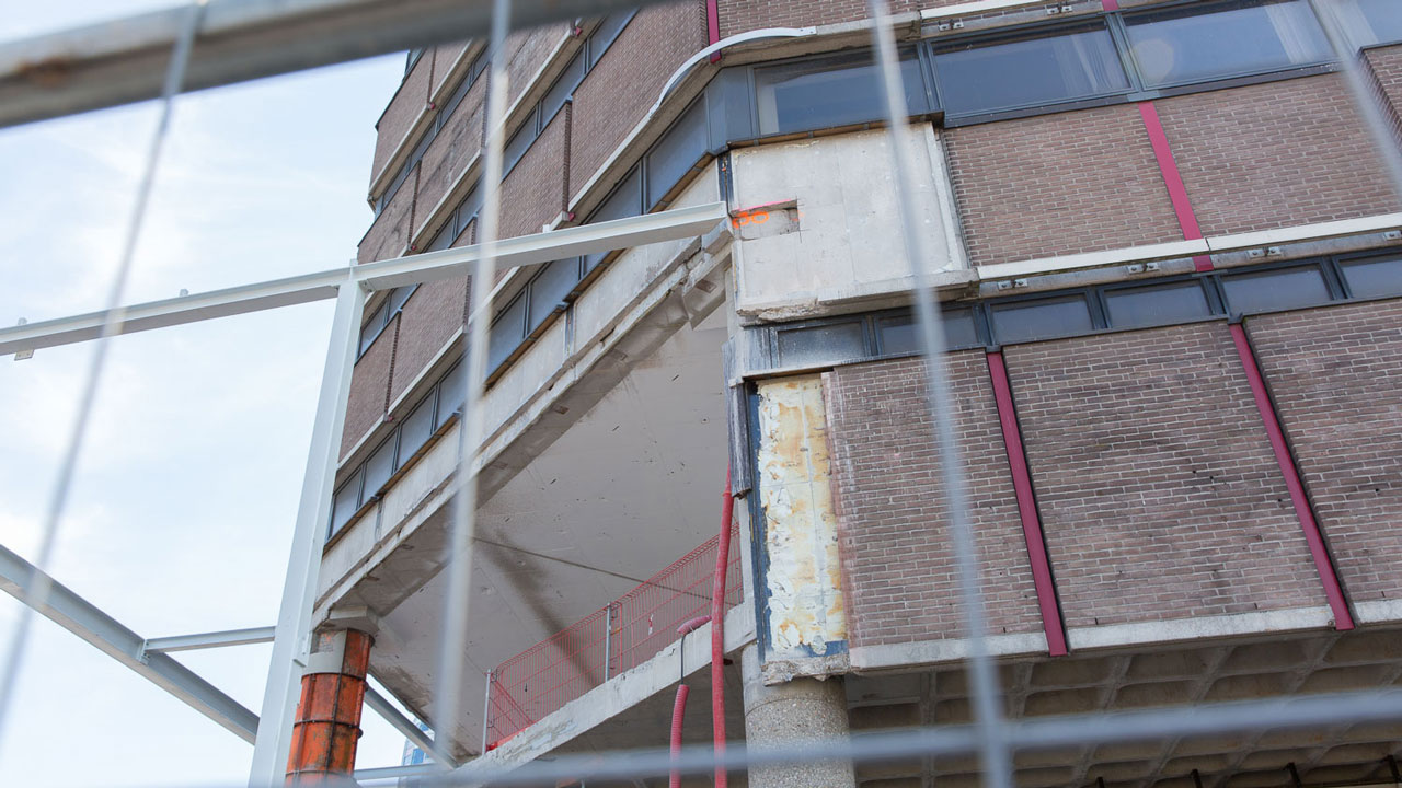 Renovatie aan gevel Hoog Catharijne Utrecht met zicht op beton, metselwerk en steigerconstructie tijdens asbestinventarisatie
