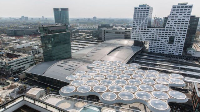 Luchtfoto van winkelcentrum Hoog Catharijne in Utrecht met iconisch dak, locatie van asbestinventarisatie in stedelijke omgeving