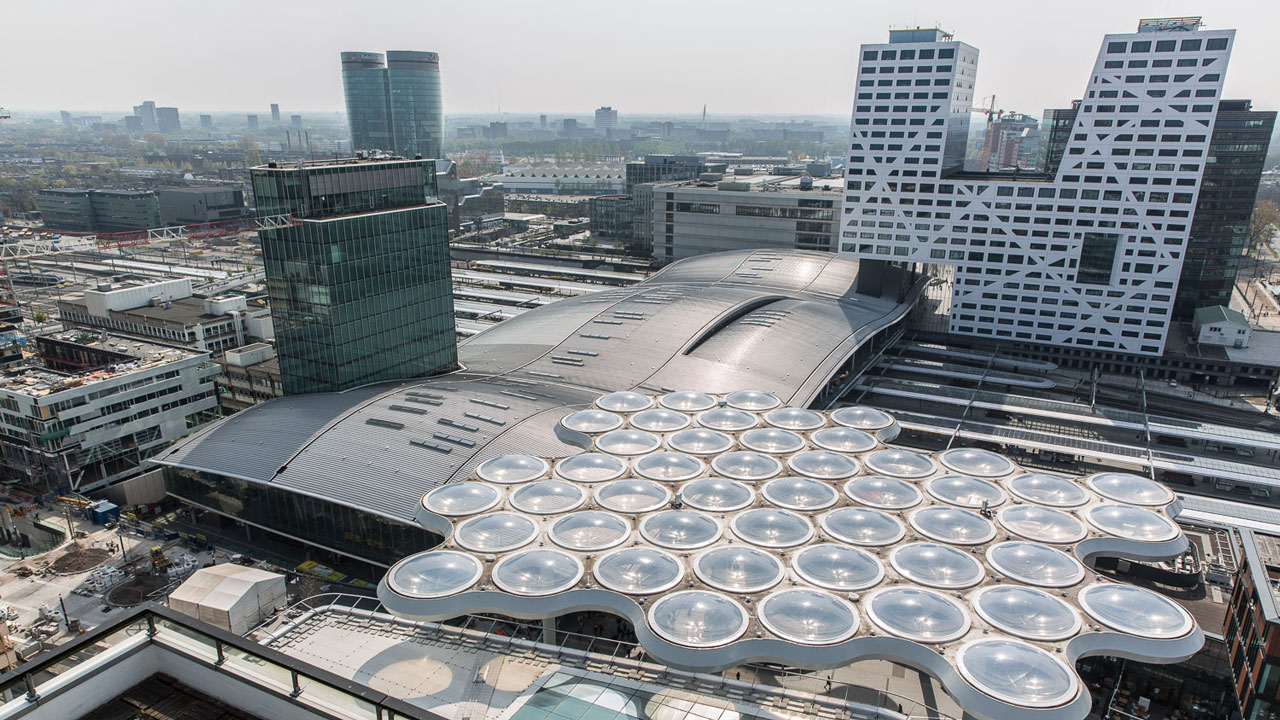 Luchtfoto van winkelcentrum Hoog Catharijne in Utrecht met iconisch dak, locatie van asbestinventarisatie in stedelijke omgeving