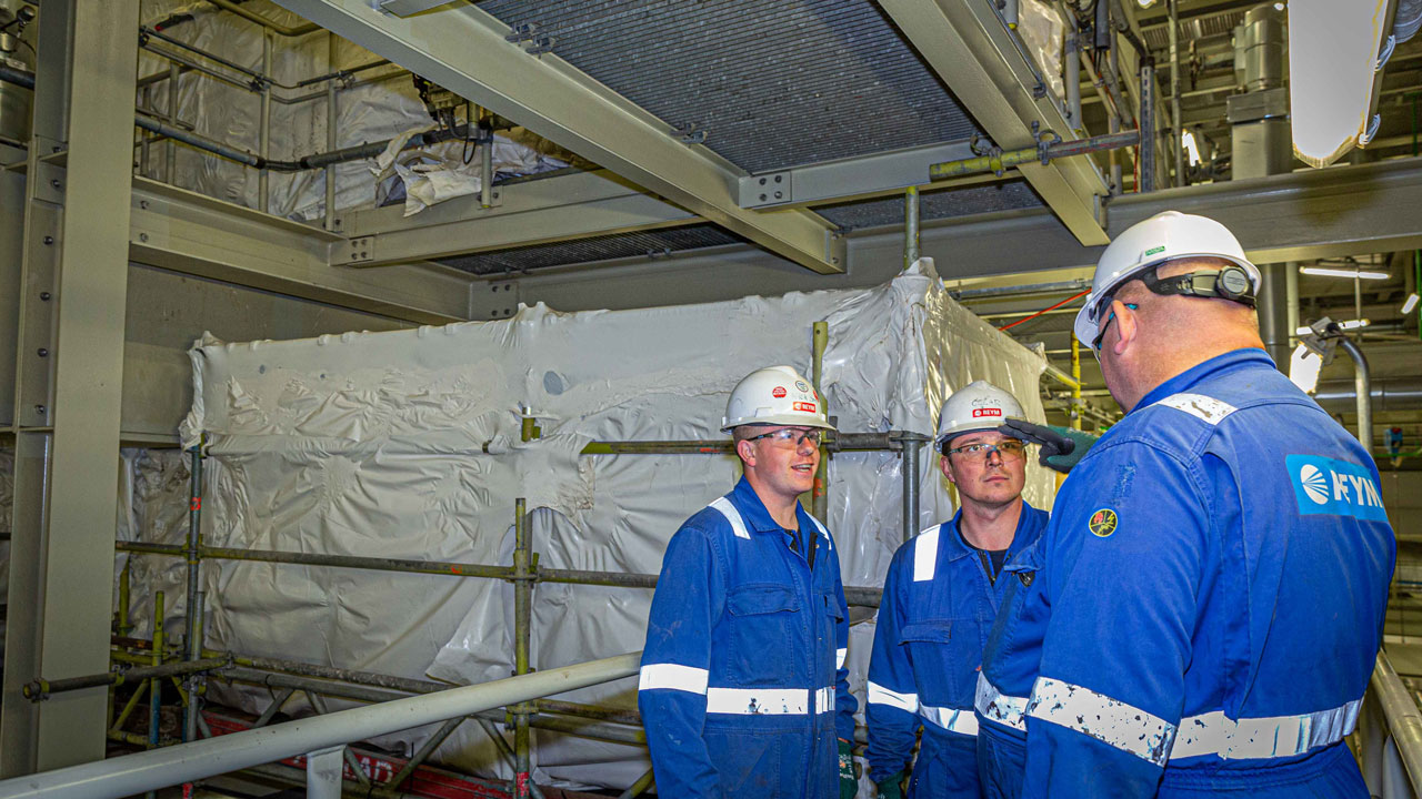 Overleg op industriële locatie, illustratie van samenwerking en inzet voor veilig werken via biomonitoring