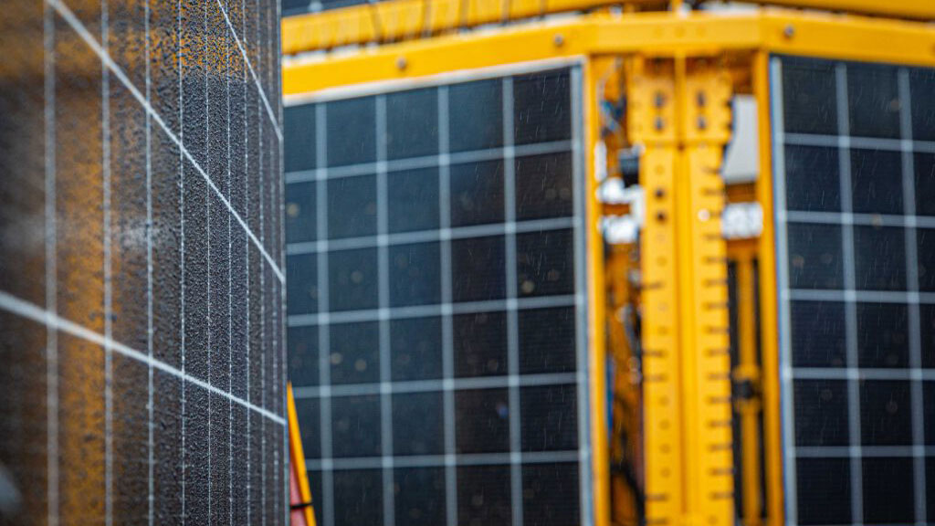 Een shot van de zonnepanelen op de LiDAR-boeien die zorgt voor een stroomvoorziening