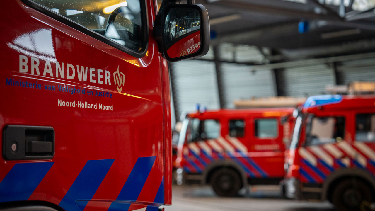 Brandweerwagens in kazerne Den Helder; Tetra Tech onderzoekt brandveiligheid en certificering samen met vakbroeders van de brandweer