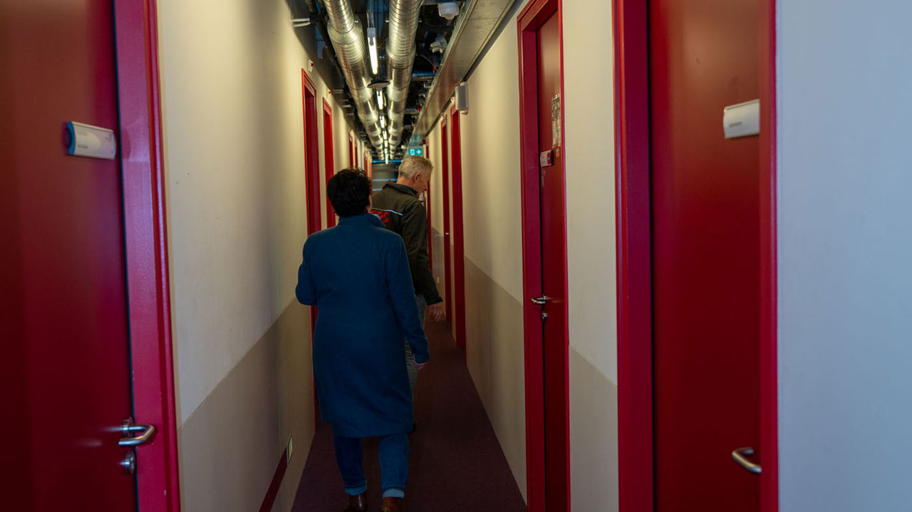 Inspecteren van technische ruimte in brandweerkazerne Den Helder voor brandveiligheid en certificeringsadvies