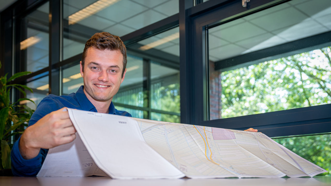 Rick van der Kaay – projectmanager die kaart bekijkt in kantoor omgeving