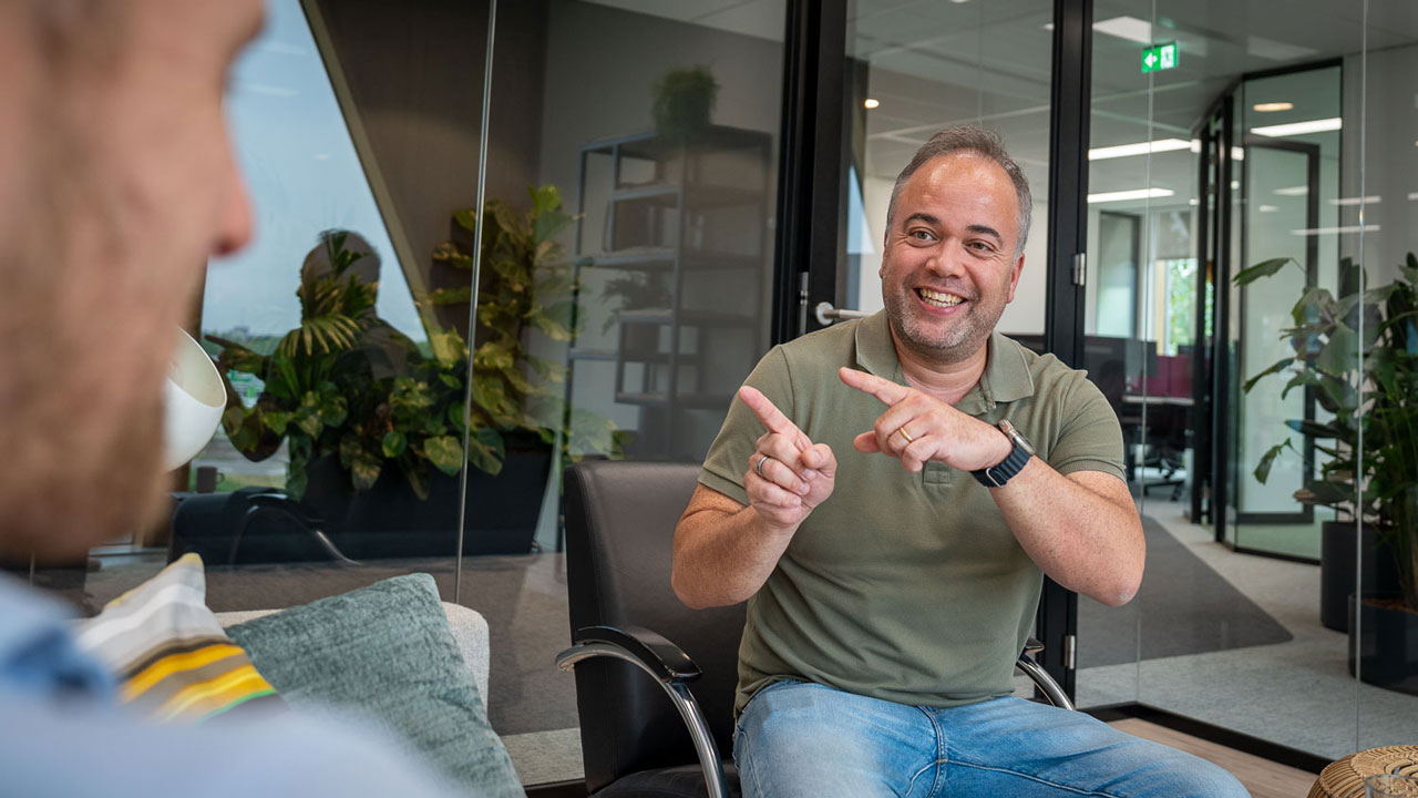 Stijn Heerink van duikbedrijf Hercules in gesprek op kantoor over veilig en efficiënt werken onder water volgens RWS-richtlijnen