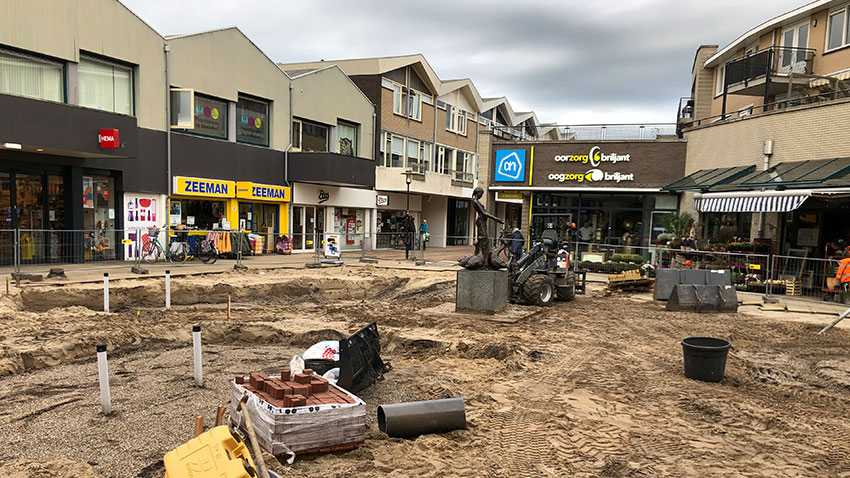 Bouwplaats herinrichting winkelcentrum De Meenthof met winkels als Zeeman en Albert Heijn