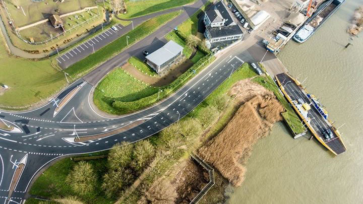 Luchtfoto veerstoep Bergambacht met aanlegsteiger, parkeerterrein en heringerichte infrastructuur