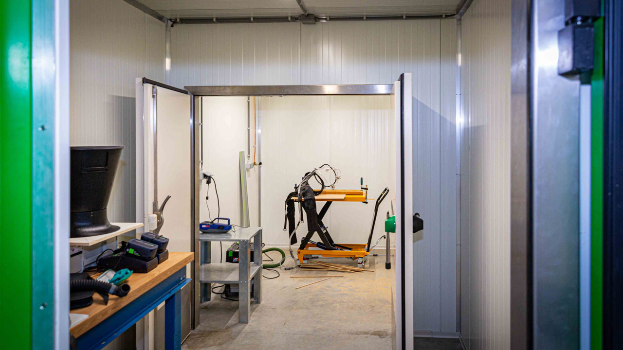 Werkplaats met gereedschap en apparatuur voor stofarm werken, illustratie van voorbereiding en veilig werken op de bouwplaats