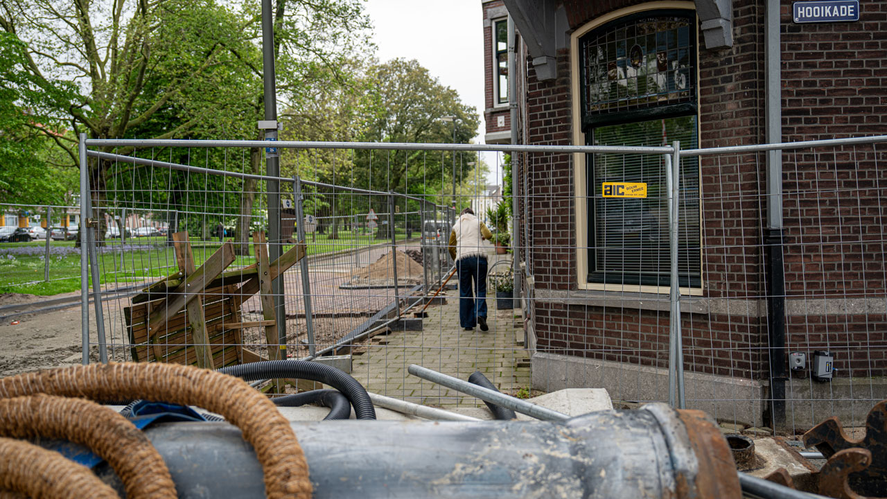 Bouwplaats aan de Hooikade met zicht op kadeversterking en herinrichting; Tetra Tech werkt aan slimme oplossingen in beperkte ruimte