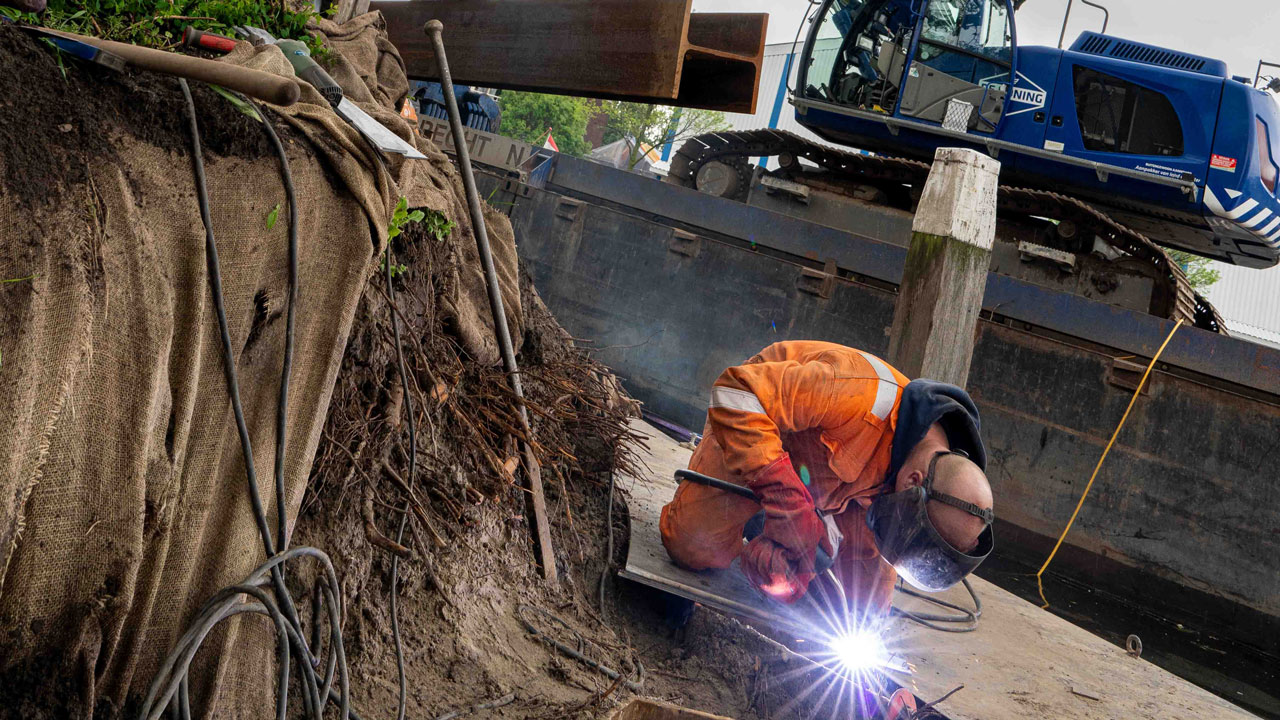 Lasser aan het werk bij versterking Hooikade; Tetra Tech realiseert kadeconstructie met slimme oplossingen en behoud van historische elementen