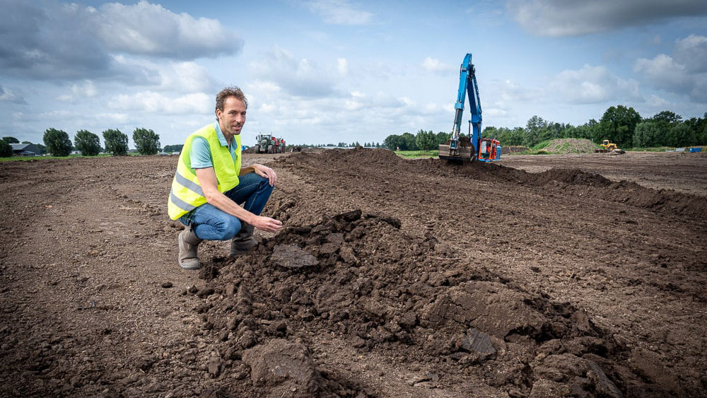 Medewerker op bouwplaats bij dijkversterking Weimeren, met focus op natuurontwikkeling en veiligheid