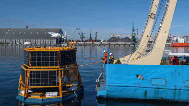 LiDAR boei aangelijnd aan sleepboot voor plaatsing op zee. De boei gaat data meten op Doordewind Winpark Zone