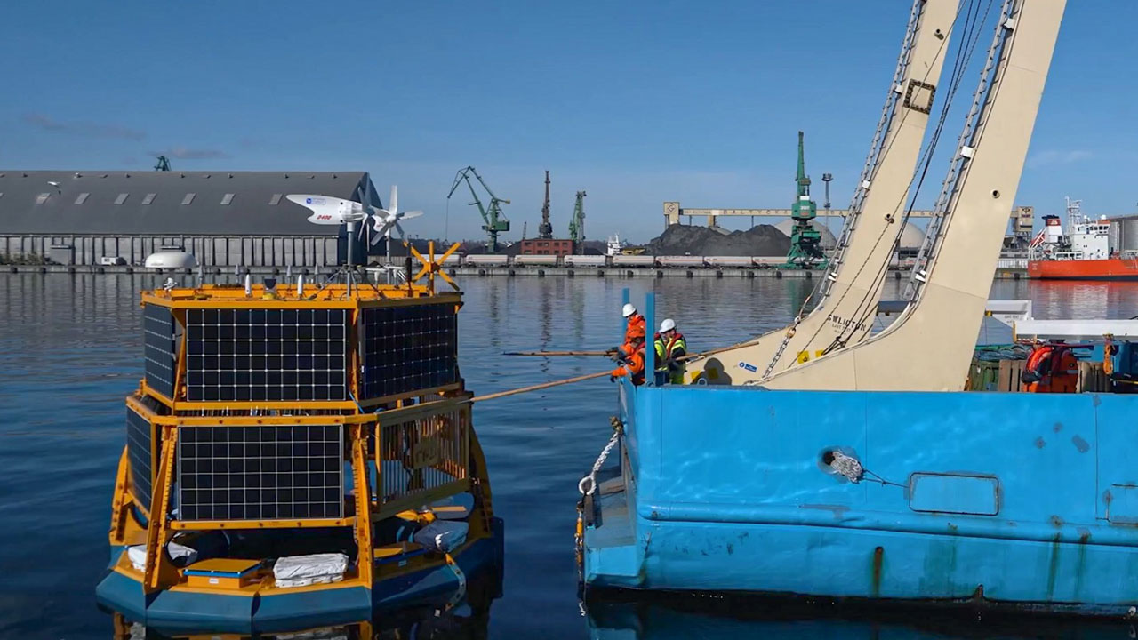LiDAR boei aangelijnd aan sleepboot voor plaatsing op zee. De boei gaat data meten op Doordewind Winpark Zone