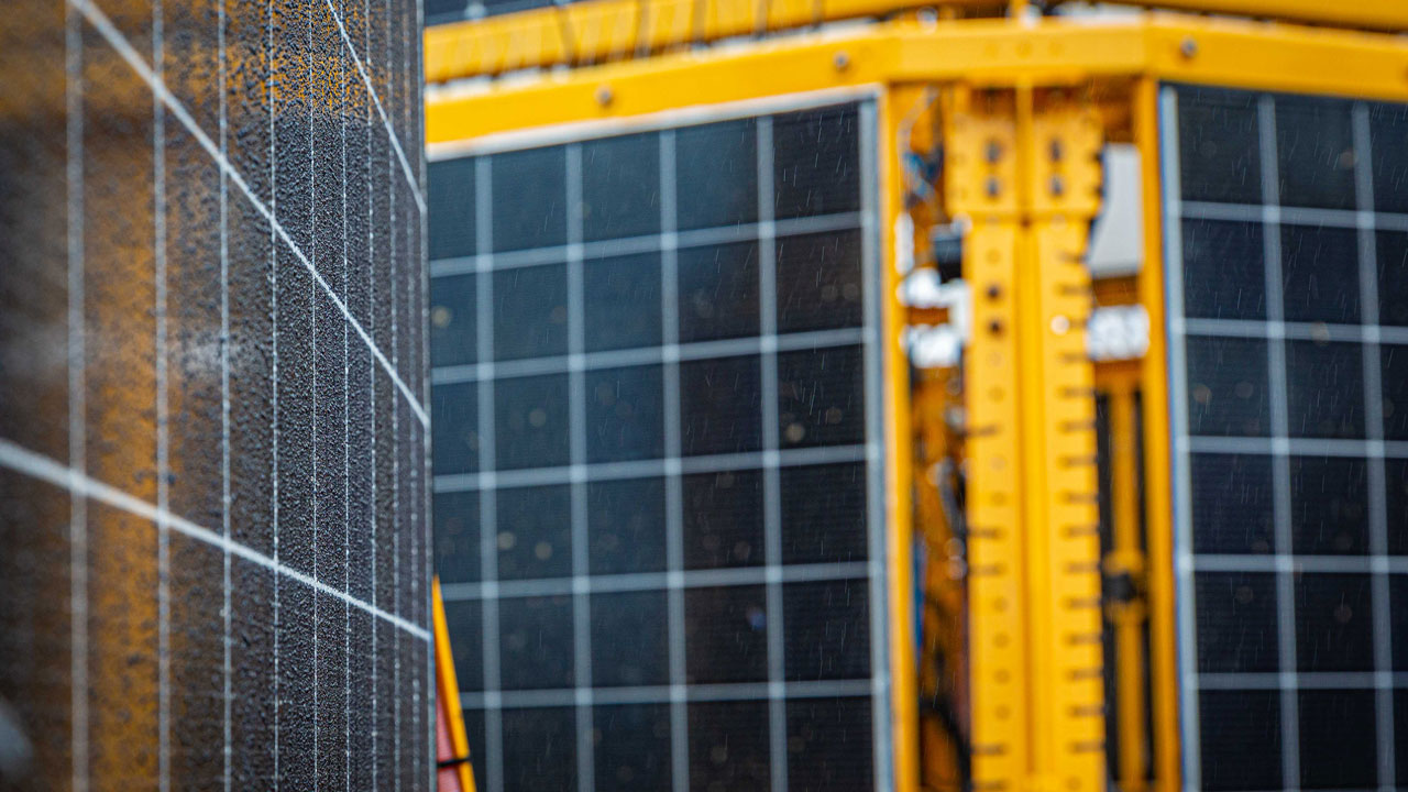 Zonnepanelen op LiDAR-boeien die als stroomvoorziening fungeren voor de sensoren en apparatuur aanwezig op de boei