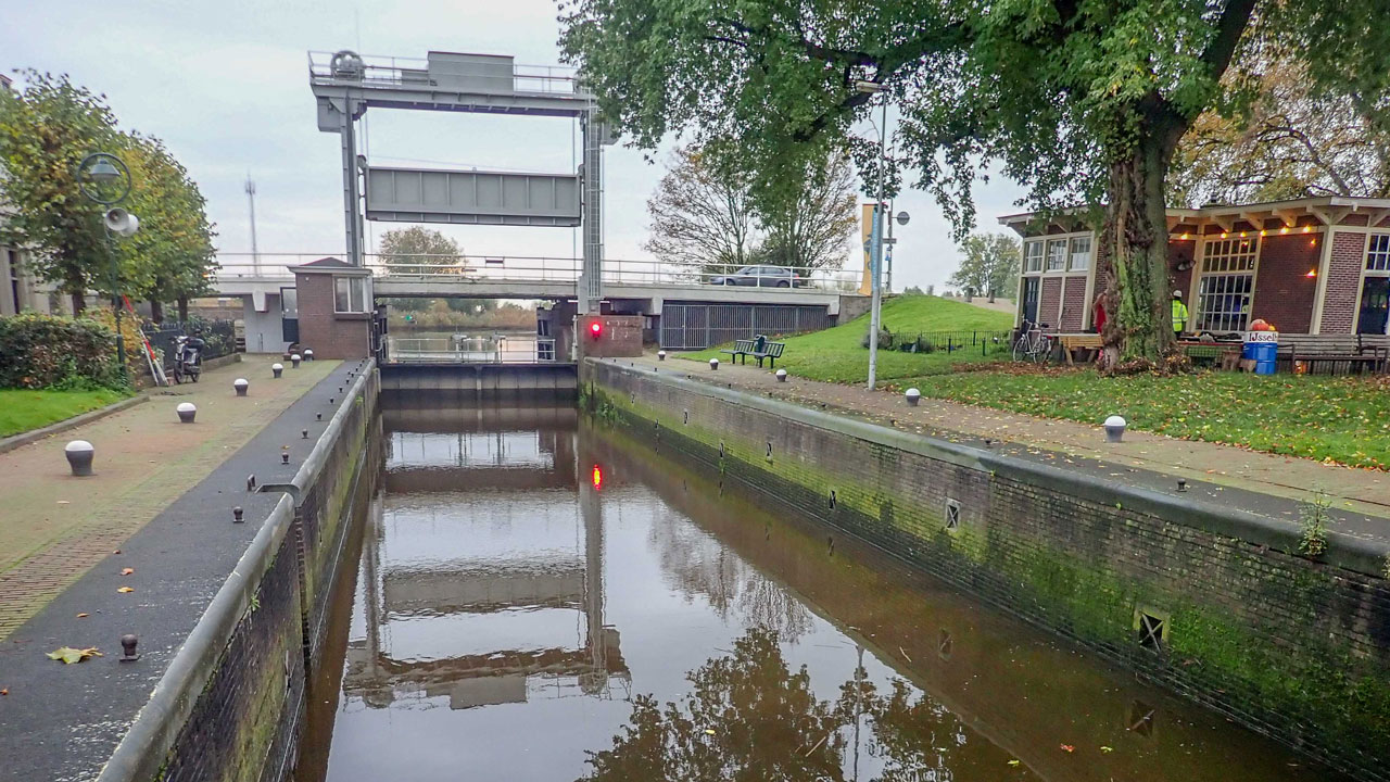 Kanaalsluis met metalen sluisdeur en betonnen wanden, onderdeel van onderzoek naar primaire waterkeringen Rijnland
