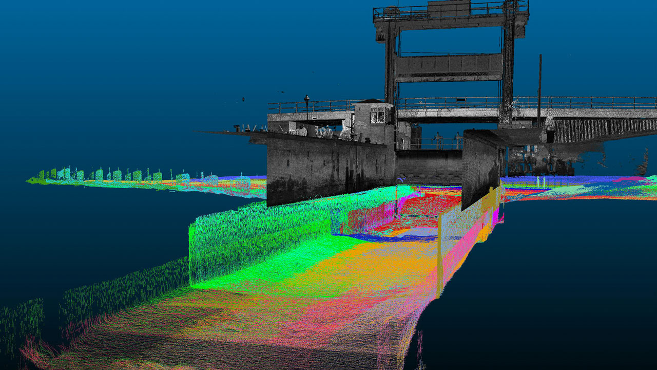3D-puntenwolk van waterkering met brug en bedieningsgebouw, gebruikt bij onderzoek primaire waterkeringen Rijnland
