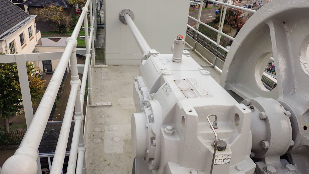 Mechanisch onderdeel op platform bij waterkering, mogelijk aandrijving of inspectiepunt, gebruikt in onderzoek Rijnland