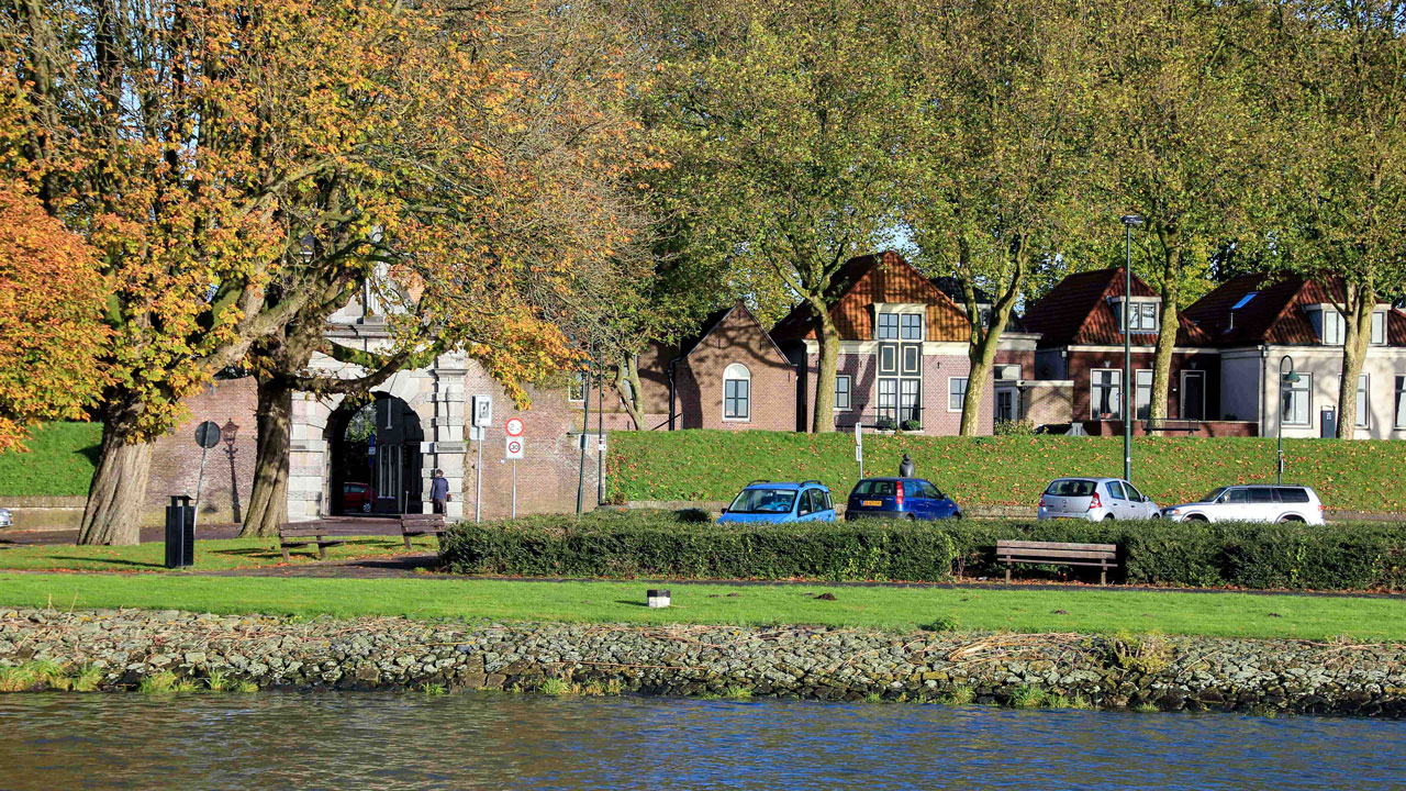 Voorlanden langs de Lek met woningen, bomen en waterkant, in beeld voor veiligheidsbeoordeling waterkeringen Hollandsche IJssel