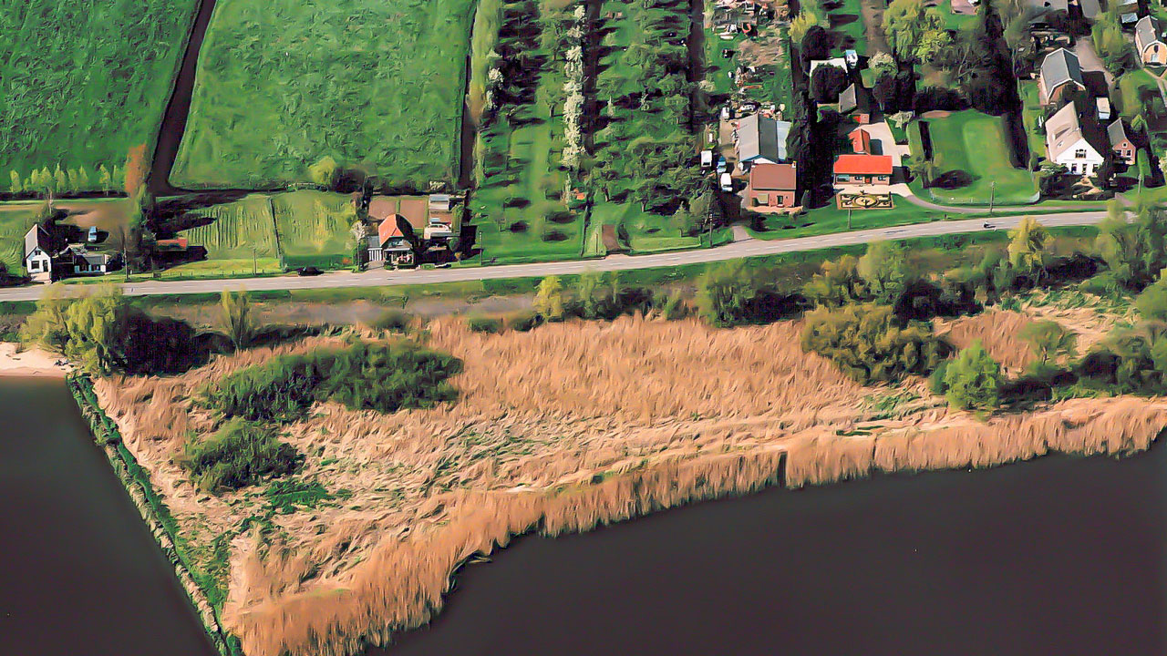 Luchtfoto van voorlanden langs de Lek met water, weg, woningen en landbouwgrond, in kader van veiligheidsbeoordeling waterkeringen