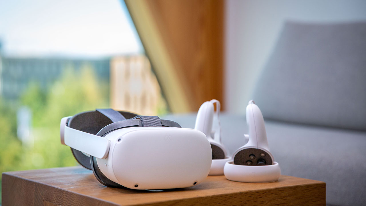 VR-headset met controllers op tafel, gebruikt voor bewonersparticipatie en visualisatie van stedelijke plannen via virtual reality technologie