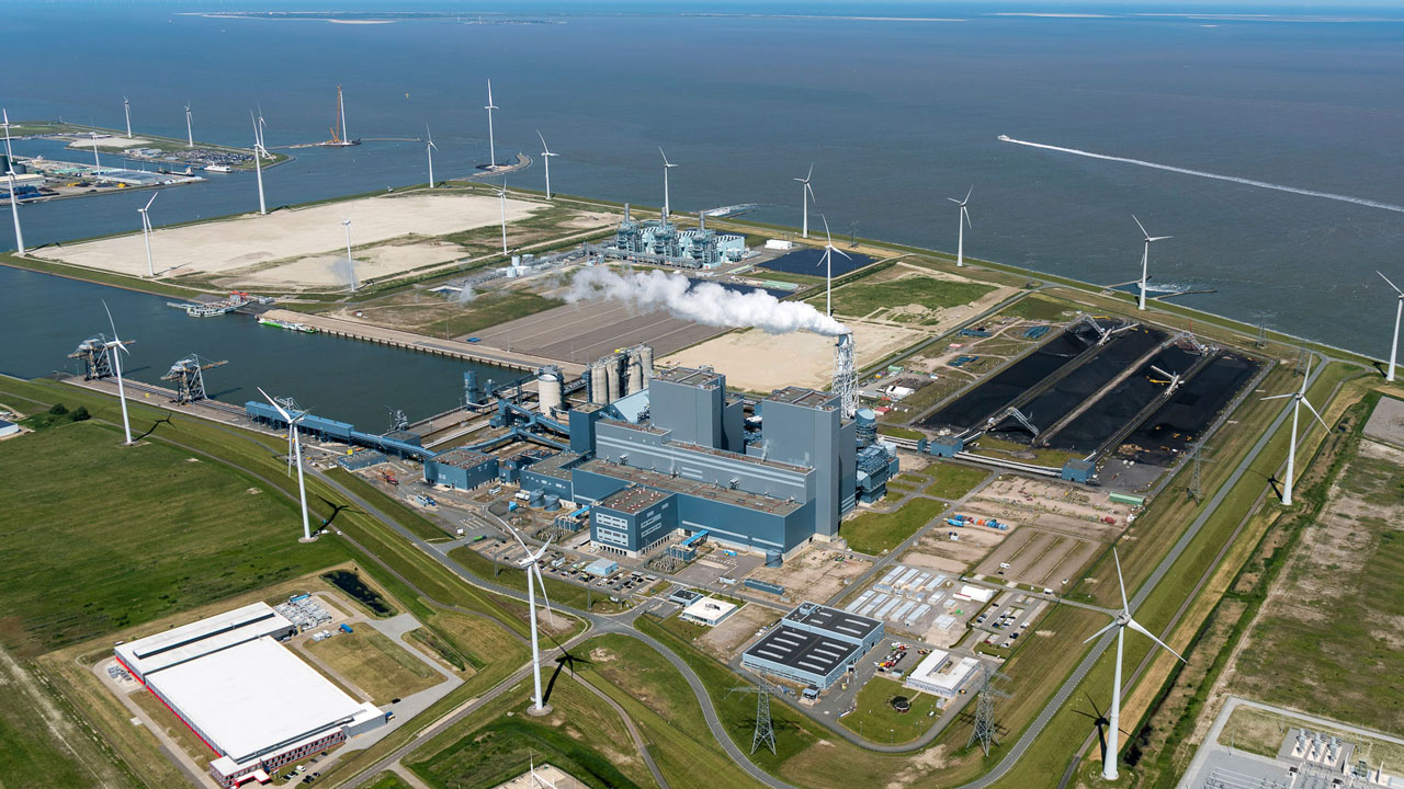 Luchtfoto Eemshaven met energiecentrale, windmolens en infrastructuur, vliegensvlug geïnspecteerd door Tetra Tech