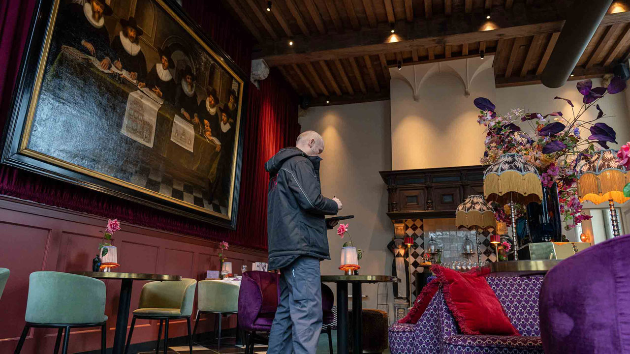 Interieur van het Goudse Weeshuis met historische schilderijen en stijlvolle inrichting – vastgoedopname door Tetra Tech van rijksmonument in Gouda