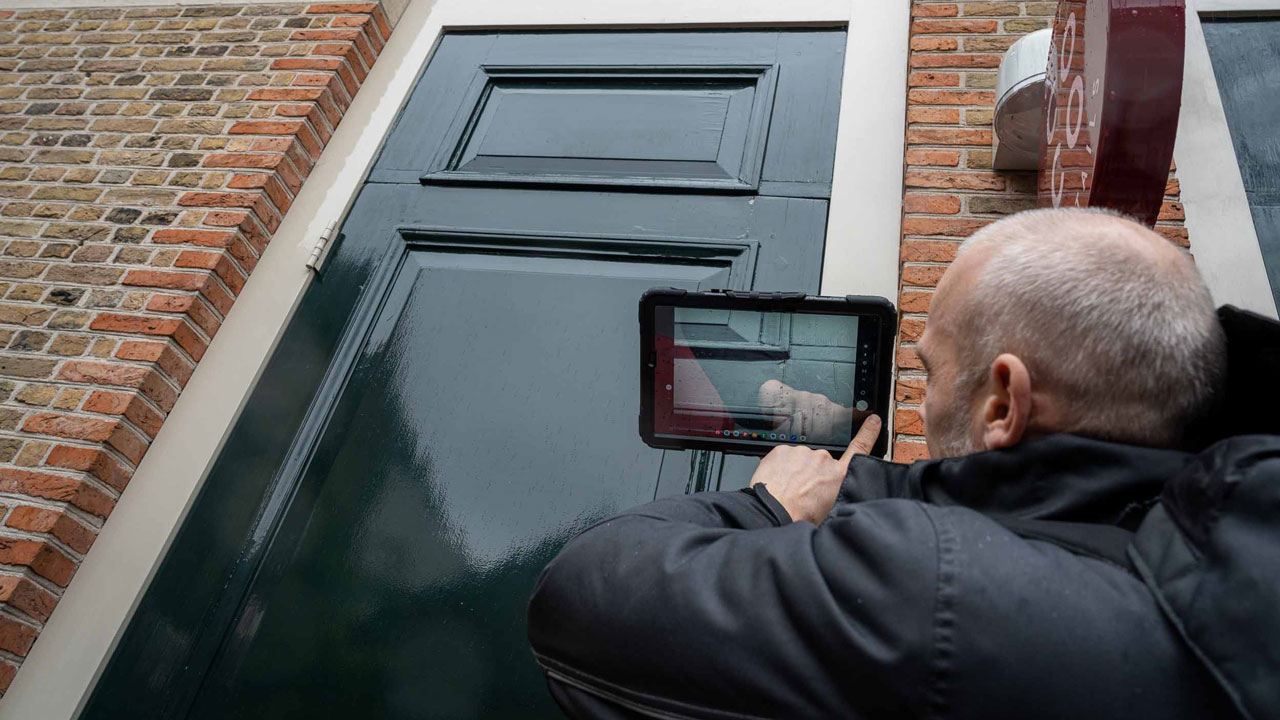 Vastgoedinspectie van monumentale deur in het Goudse Weeshuis – Tetra Tech legt details vast voor opname in opdracht van White House Development