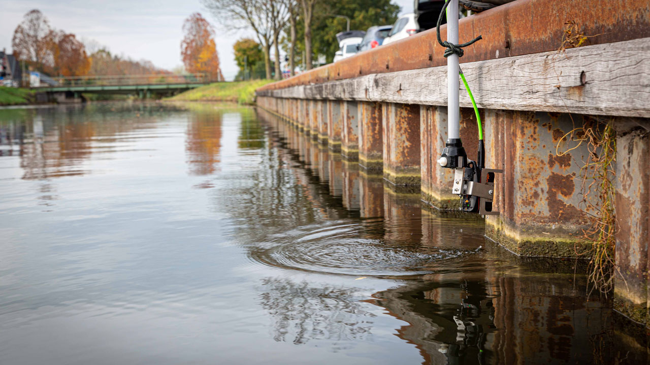 Meetapparatuur aan steiger registreert waterdata voor Waterschap Vechtstromen, onderdeel van beheer en onderhoud van watergangen